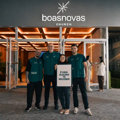 Equipe de recepção da Boas Novas Church na entrada da igreja.